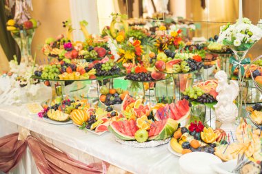 Düğün büfesinde farklı taze meyveler.