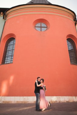 Yanında bir kilise poz zarif güzel düğün çifti. Krakow