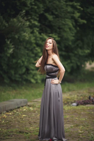 Krása romantická dívka venku. Dospívající Model s neformální oblečení v parku. Foukání dlouhé vlasy. — Stock fotografie