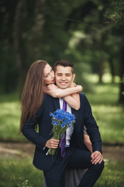 Beau jeune couple posant à l'extérieur après la cérémonie — Photo