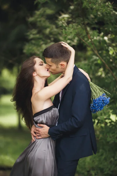 Bonito jovem casal posando ao ar livre após a cerimônia — Fotografia de Stock