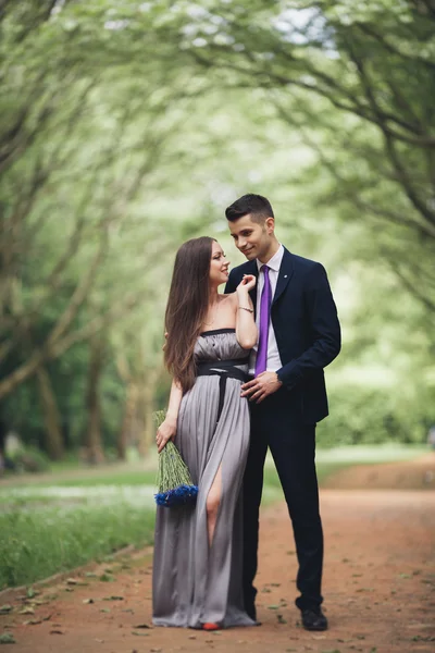 Coppia amorevole. Ragazzo e ragazza che camminano nel bellissimo parco — Foto Stock