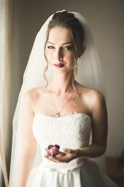 Retrato de noiva bonita com véu de moda na manhã do casamento. — Fotografia de Stock