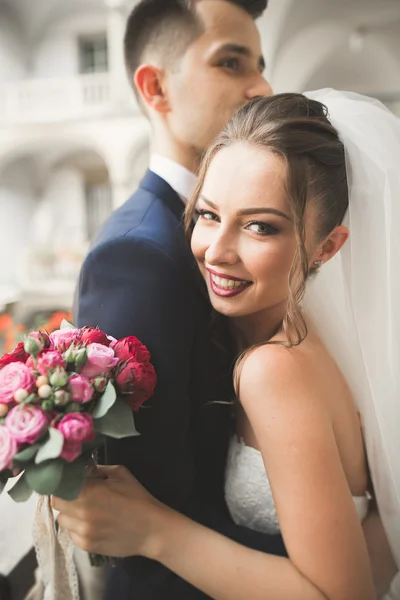 Casamento de luxo casal, noiva e noivo posando na cidade velha — Fotografia de Stock