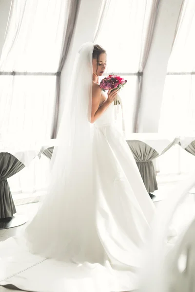 Noiva maravilhosa com um vestido branco luxuoso posando na cidade velha — Fotografia de Stock