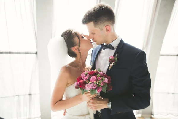 Portrait of happy newly wedding couple with bouquet — Stock Photo, Image