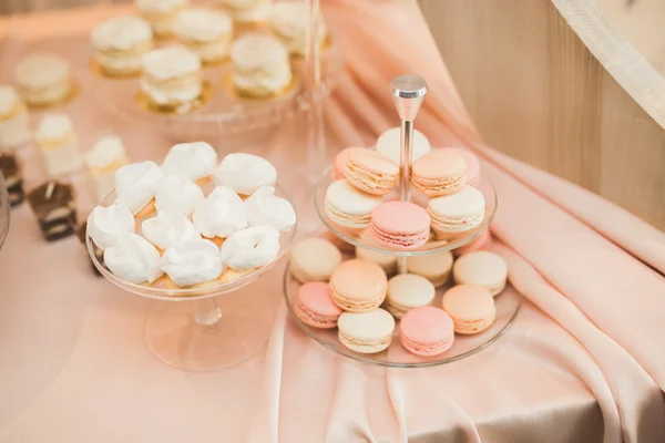 Französisch süßen bunten Macarons Hintergrund, Nahaufnahme — Stockfoto