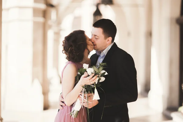 Pareja romántica de la boda, hombre y mujer, posando cerca de la columna del edificio viejo — Foto de Stock