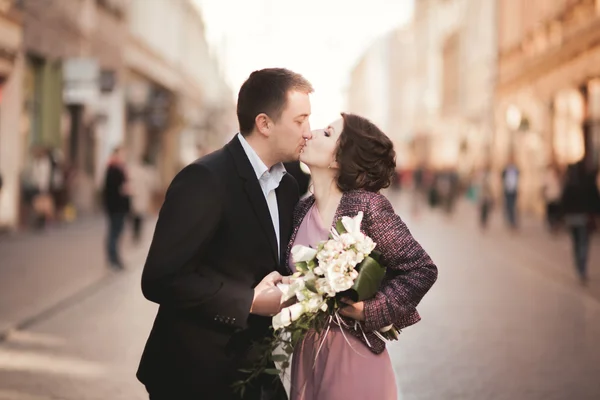 Matrimonio. Bella coppia, sposa con abito rosa passeggiando nella città vecchia — Foto Stock