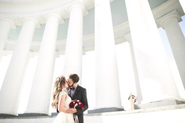 Lüks evli çift, gelin ve damat eski şehirde poz veriyor.