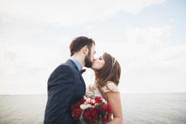 Denizin üzerinde bir iskele üzerinde duran evli evlilik çift