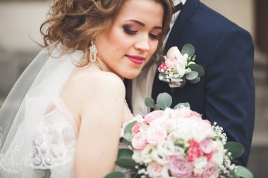 Sadece evli evlilik çift poz ve gelin el buketi içinde tutan