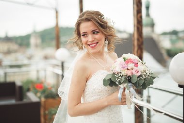 Büyük düğün buket mükemmel manzara törenle üzerinde tutarak gelin