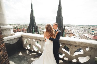 Muhteşem bir düğün çifti eski Lviv şehrinde yürüyor.