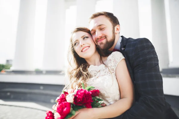 Lusso coppia di matrimoni sposati, sposa e sposo posa nella città vecchia — Foto Stock