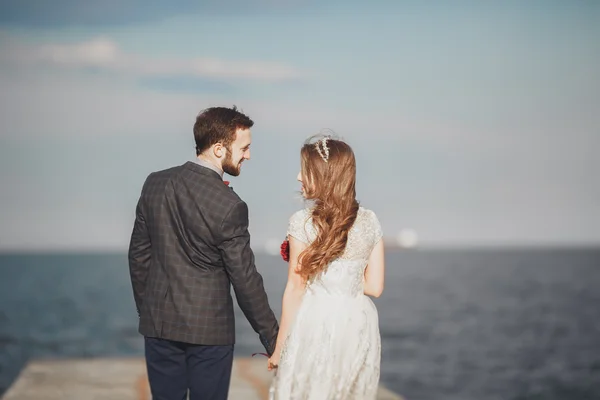 Házas esküvői pár állt a rakpart, a tenger felett — Stock Fotó