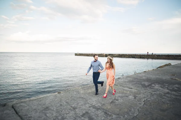 Beau couple aimant, fierté avec robe longue marchant sur jetée — Photo