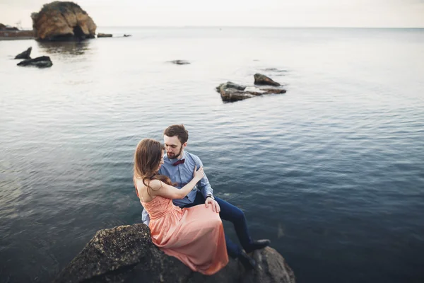 ウェディングカップル接吻と抱擁オン岩近く青い海 — ストック写真