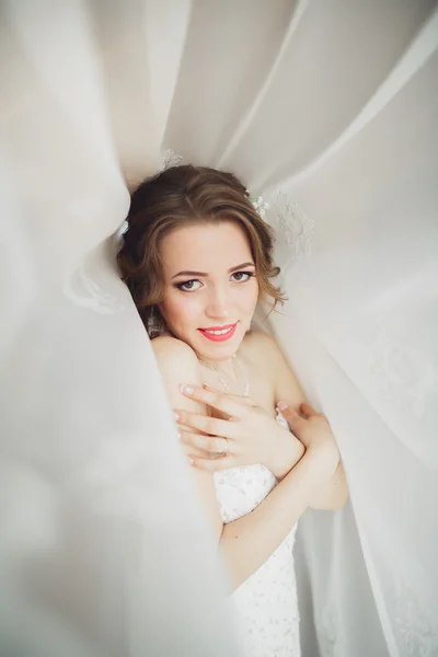 Porträt der schönen Braut mit Schleier und Kleid am Hochzeitsmorgen — Stockfoto