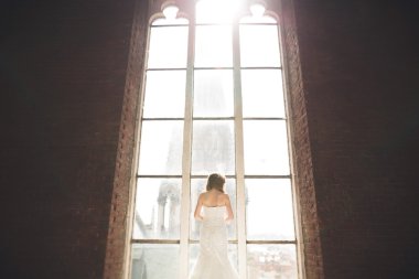 Büyük pencere arch poz zarif güzel gelinim