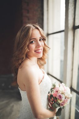 Büyük pencere arch poz zarif güzel gelinim