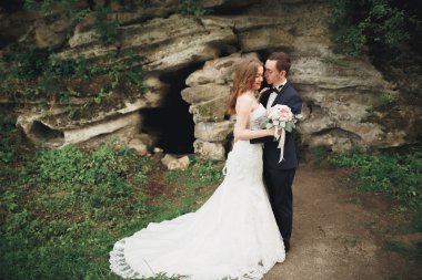 Nea kayalar poz neşeli evli evlilik çift