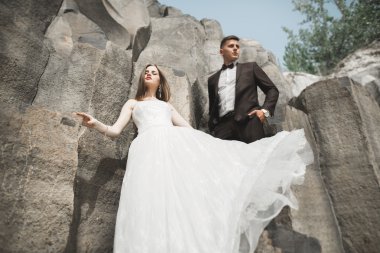 güzel düğün çifti kayalar ile dağlarda