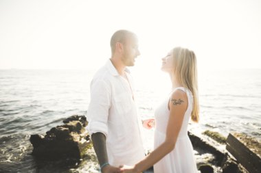 Gün batımında sahilde yürüyüş sadece evli evlilik çift.