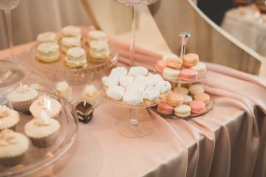 Enfes ve lezzetli bir tatlı masası ve resepsiyonda kapkek fotoğrafları.