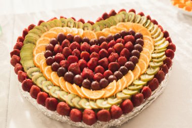 Otantik büfesi, çeşitli taze meyveler, çilek ve narenciye. Tasarım yaratıcı menüsü için hazırlık