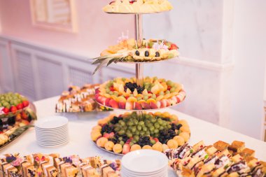 Düğün büfesinde farklı taze meyveler.