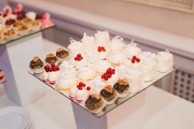 Lezzetli düğün resepsiyonu, tatlı masası.