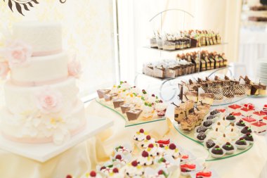 Enfes ve lezzetli bir tatlı masası ve resepsiyonda kapkek fotoğrafları.