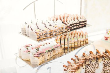 Lezzetli düğün resepsiyonu, tatlı masası.