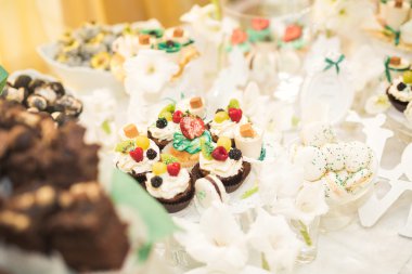 Bir büfe üzerinde pişmiş tatlı çeşitleri