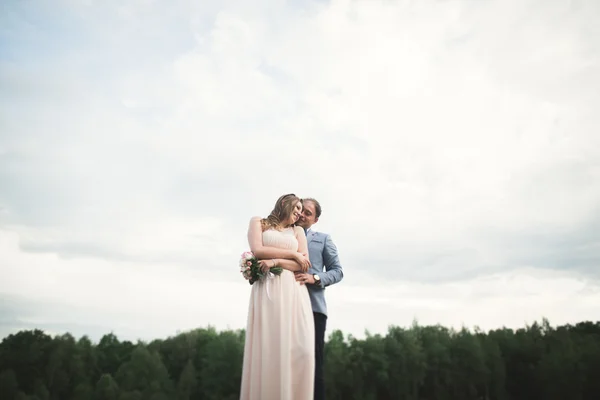 Bruiloft paar, bruid, bruidegom lopen en poseren op pier — Stockfoto