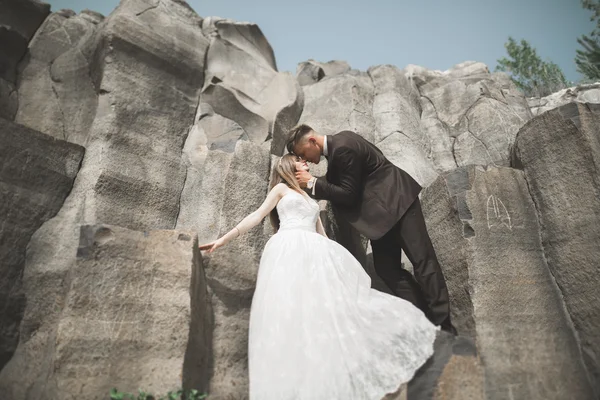 Beau couple de mariage dans les montagnes avec des rochers — Photo