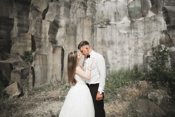 Güzel düğün çifti kayalar ile dağlarda — Stok fotoğraf