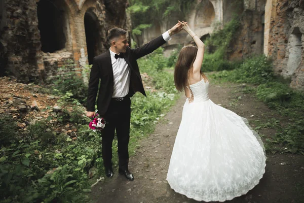 Incrível feliz suave elegante lindo casal caucasiano romântico no fundo antigo castelo barroco — Fotografia de Stock