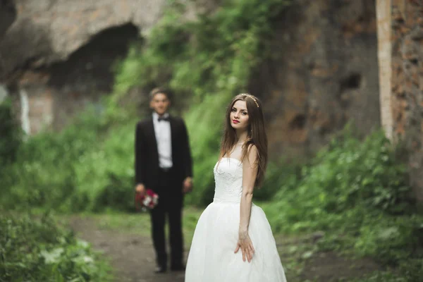 Piękna panna młoda pozowanie na dzień jej ślubu w parku — Zdjęcie stockowe
