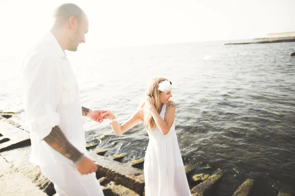 Casal de moda romântica feliz no amor se divertir no belo mar no dia de verão — Fotografia de Stock