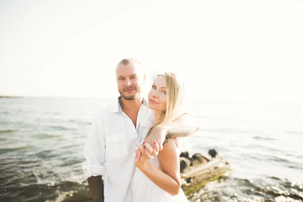 Moda modella coppia con tatuaggio posa al di fuori nea mare — Foto Stock