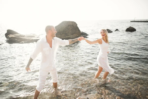 Moda modelo casal com tatuagem posando fora nea mar — Fotografia de Stock