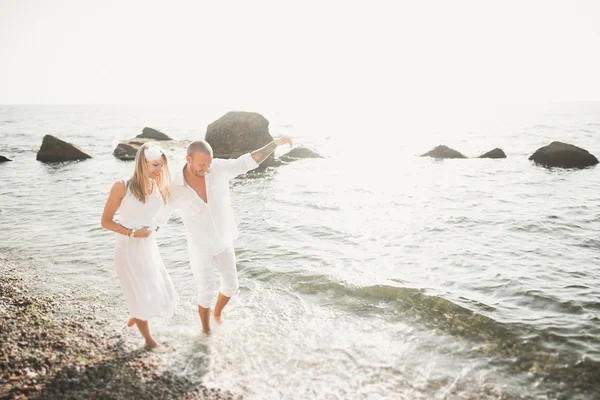 Heureux juste marié jeune couple de mariage célébrant et amusez-vous à la belle plage coucher de soleil — Photo