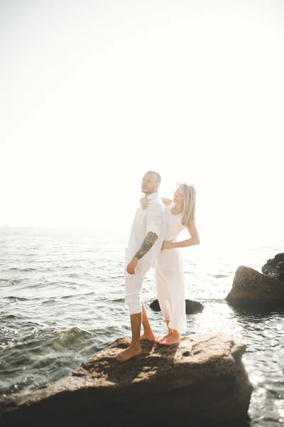 Couple modèle de mode avec tatouage posant à l'extérieur de la mer des nea — Photo