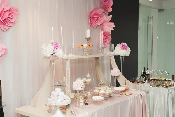 Deliciosa mesa de postre de barra de caramelo de recepción de boda — Foto de Stock