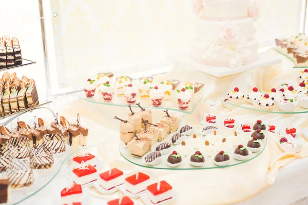 Buffet con una varietà di deliziosi dolci, idee alimentari, celebrazione — Foto Stock