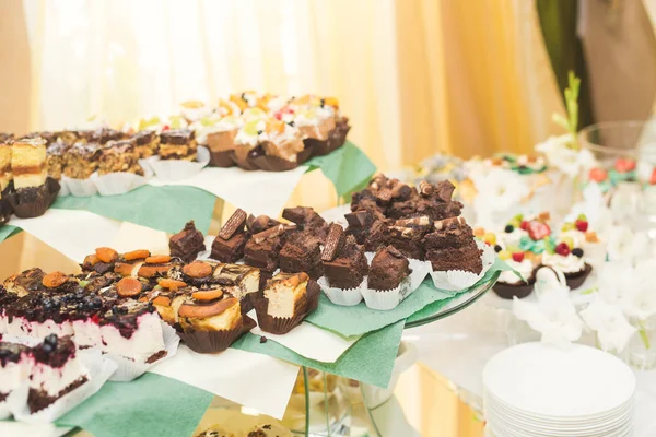 Lahodný a chutný dezertní stůl s cupcakes záběry na recepci detailní up — Stock fotografie