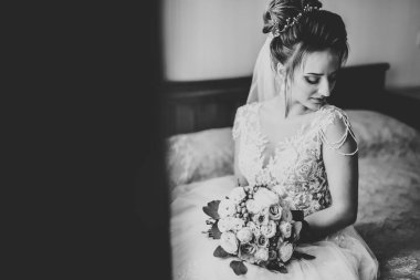 Tüylü, lüks makyaj, saç stili, stüdyo içi fotoğraf çekimi olan güzel bir gelin.