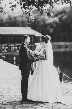 Bahar mevsiminde öpüşen düğün çifti. Yakın plan portre.